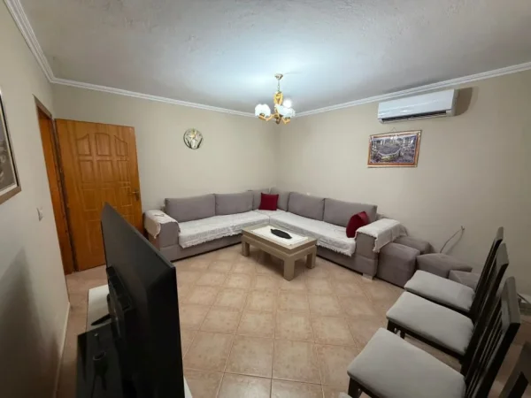 Tirane, jepet me qera apartament 2+1 , 