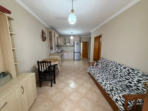 Tirane, jepet me qera apartament 2+1 , 