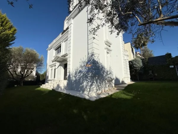 Tirane, shitet Vile 3 Katshe Kati 4, 392 m² 1.380.000 € 