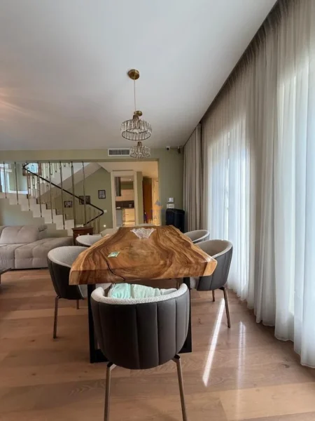 Tirane, shitet Vile 3 Katshe Kati 4, 392 m² 1.380.000 € 