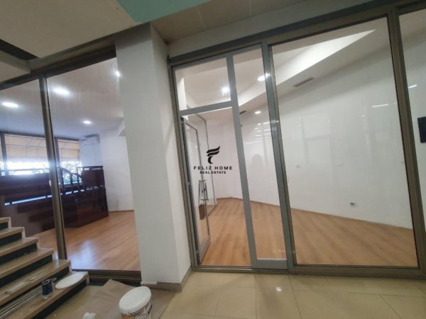 Tirane, jepet me qera zyre Kati 1, 65 m² 1.150 € (QENDER)