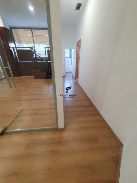 Tirane, jepet me qera zyre Kati 1, 65 m² 1.150 € (QENDER)