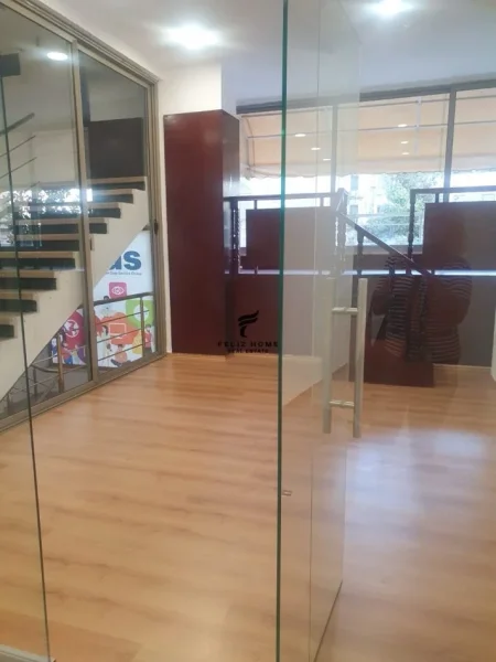 Tirane, jepet me qera zyre Kati 1, 65 m² 1.150 € (QENDER)