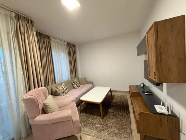 Tirane, jepet me qera apartament 1+1 Kati 2, 60 m² 500 € (Rruga 5 Maji)