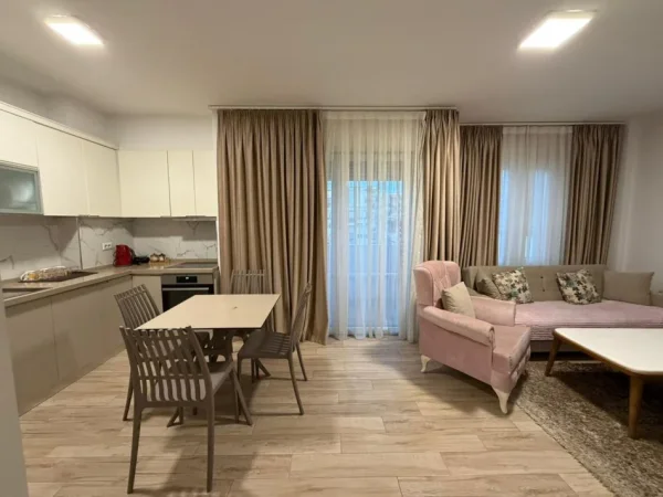Tirane, jepet me qera apartament 1+1 Kati 2, 60 m² 500 € (Rruga 5 Maji)