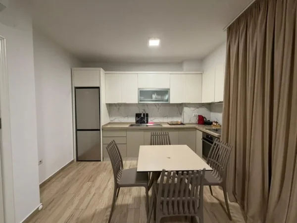 Tirane, jepet me qera apartament 1+1 Kati 2, 60 m² 500 € (Rruga 5 Maji)