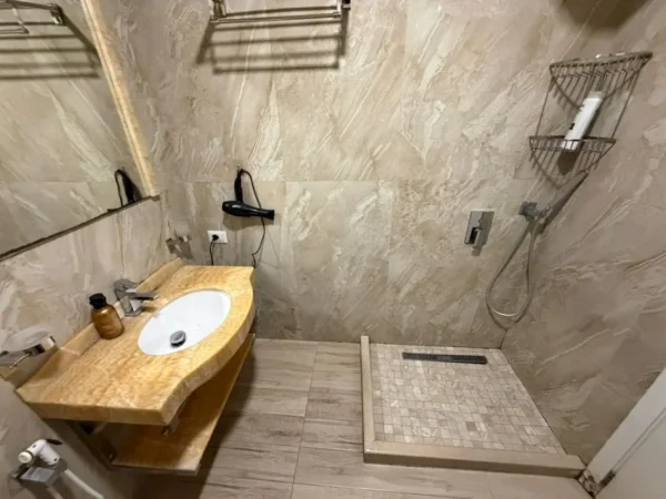 Tirane, jepet me qera apartament 1+1 Kati 2, 60 m² 500 € (Rruga 5 Maji)