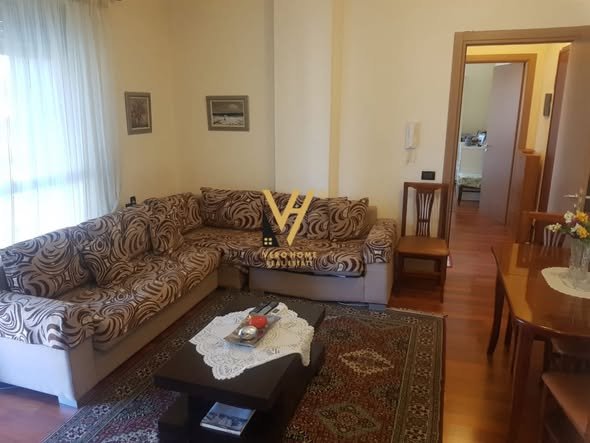 Tirane, jepet me qera apartament 1+1+Ballkon Kati 7, 60 m² 800 € (PAZARI I RI)