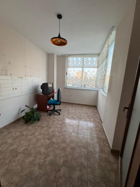 Tirane, jepet me qera zyre Kati 5, 80 m² 650 € (ISH EKSPOZITA)