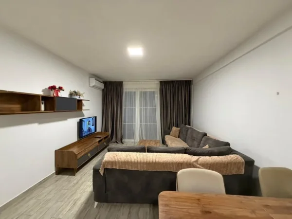 Tirane, jepet me qera apartament 1+1 Kati 5, 60 m² 500 € (5 Maji)