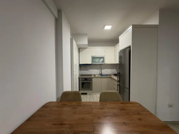 Tirane, jepet me qera apartament 1+1 Kati 5, 60 m² 500 € (5 Maji)