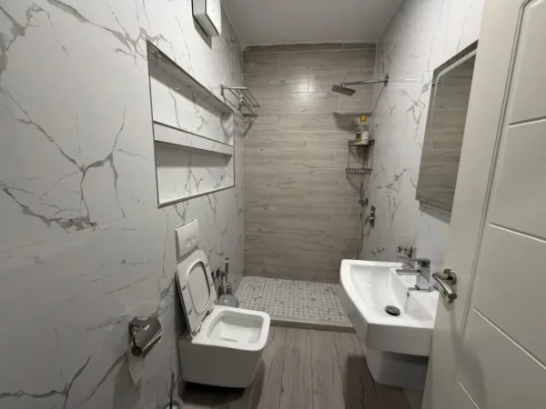 Tirane, jepet me qera apartament 1+1 Kati 5, 60 m² 500 € (5 Maji)