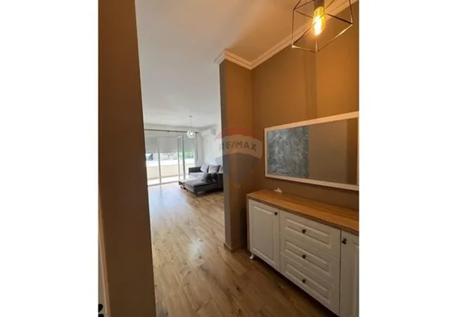 Tirane, jepet me qera apartament 2+1+Ballkon Kati 3, 110 m² 850 € 