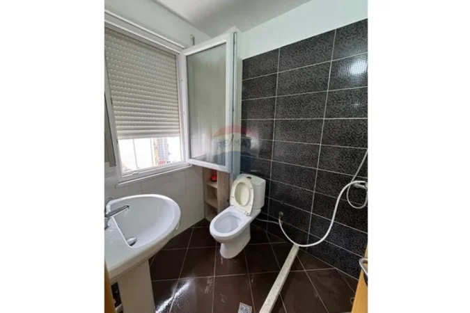 Tirane, jepet me qera apartament 2+1+Ballkon Kati 3, 110 m² 850 € 