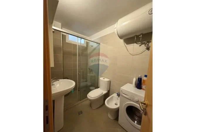 Tirane, jepet me qera apartament 2+1+Ballkon Kati 3, 110 m² 850 € 
