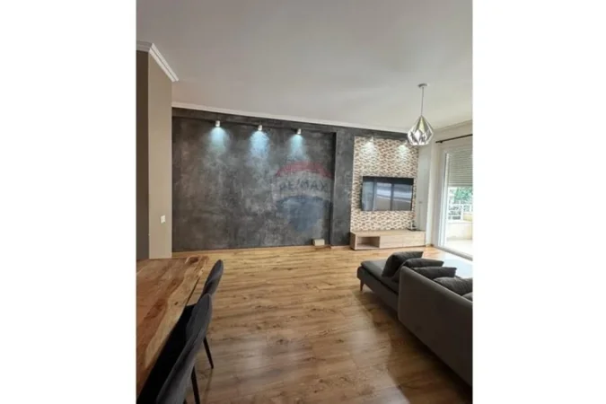Tirane, jepet me qera apartament 2+1+Ballkon Kati 3, 110 m² 850 € 
