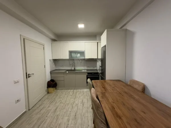 Tirane, jepet me qera apartament 1+1 Kati 5, 60 m² 500 € (5 Maji)