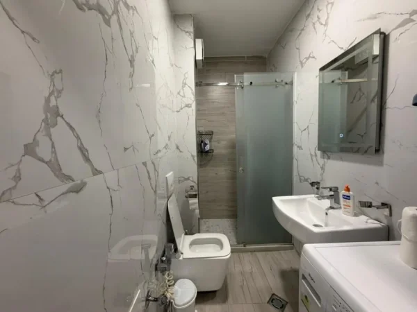 Tirane, jepet me qera apartament 1+1 Kati 5, 60 m² 500 € (5 Maji)