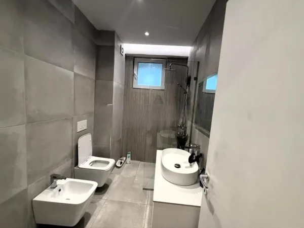 Tirane, shitet apartament 2+1 Kati 3, 125 m² 250.000 € (LIQENI I THATE)