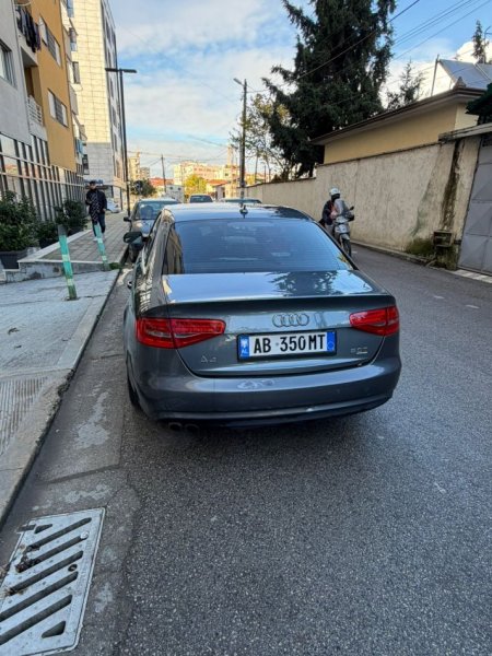 Tirane, shes makine Audi A4 Premium Plus Benzin-Gaz Benzin+Gaz, gri e erret automatik Klima 205.000 km 7.300 €
