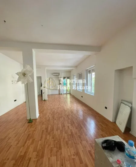 Tirane, jepet me qera ambjent biznesi Kati 3, 70 m² 800 € (Blloku)