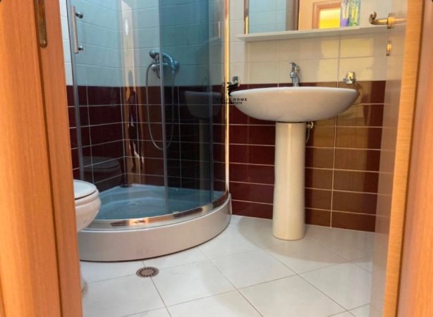 Tirane, jepet me qera 2+1+Ballkon , 680 € 