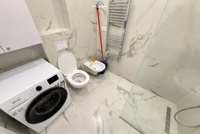 Tirane, jepet me qera apartament 1+1 Kati 10, 60 m² 570 € (Rruga e Dibres)