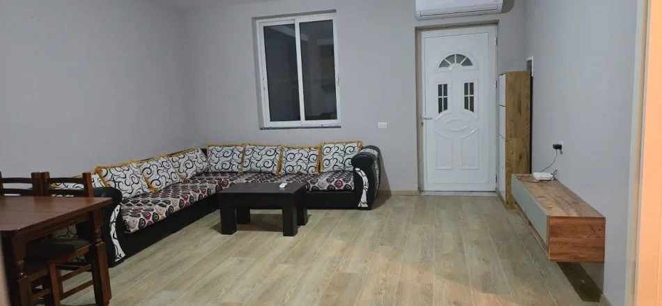 Tirane, jepet me qera shtepi 2+1 Kati 0, 80 m² 400 € (Odhise Andruco)