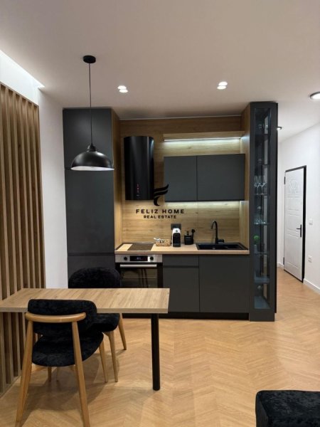 Tirane, jepet me qera apartament 1+1 Kati 1, 65 m² 1.000 € (LIQENI THATE)