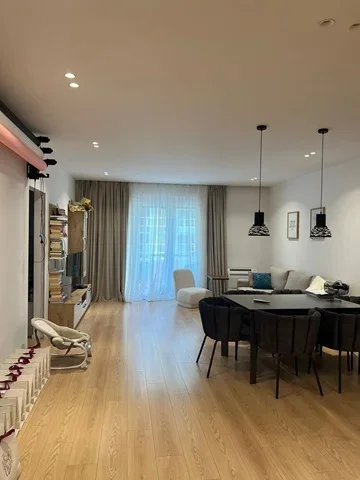 Apartament shume i bukur dhe i qete 2+1+2Ballkone +2 Banjo me dritare , 125 m² 262.500 € (Liqeni i thate, Rruga e Ullishtes)