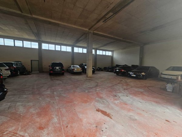 Tirane, jepet me qera magazine Kati 0, 1.600 m² 4200 € (vore)