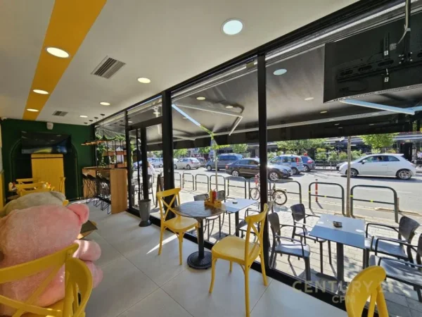 Tirane, shitet ambjent biznesi Kati 0, 143 m² (komuna e parisit)