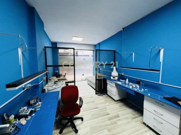 Tirane, shitet ambjent biznesi Kati 0, 60 m² 177.000 € (Laprake)