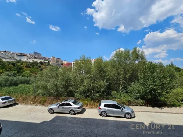 Tirane, jepet me qera apartament 1+1 Kati 1, 119 m² 400 € (JEPET ME QERA APARATMENT 2+1+2 TEK KOPSHTI BOTANIK 400 € /Muaj)