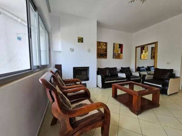 Tirane, jepet me qera apartament 1+1 Kati 1, 119 m² 400 € (JEPET ME QERA APARATMENT 2+1+2 TEK KOPSHTI BOTANIK 400 € /Muaj)