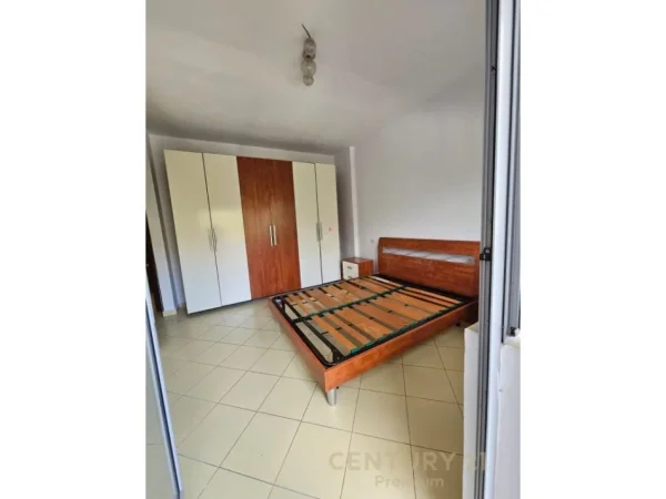 Tirane, jepet me qera apartament 1+1 Kati 1, 119 m² 400 € (JEPET ME QERA APARATMENT 2+1+2 TEK KOPSHTI BOTANIK 400 € /Muaj)