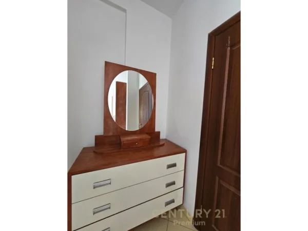 Tirane, jepet me qera apartament 1+1 Kati 1, 119 m² 400 € (JEPET ME QERA APARATMENT 2+1+2 TEK KOPSHTI BOTANIK 400 € /Muaj)