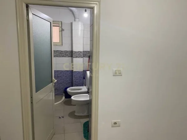 Tirane, jepet me qera apartament 1+1 Kati 1, 60 m² 500 € (Jepet me qira apartament 1+1 në rrugën Margarita Tutulani 500 € /Muaj)