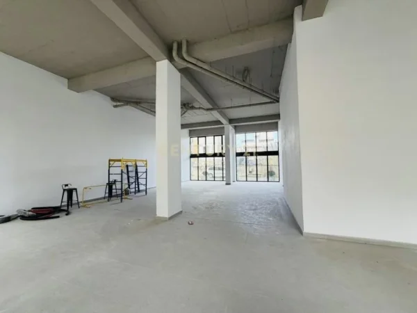 Tirane, jepet me qera ambjent biznesi Kati 0, 413 m² 4.500 € (Bryli)