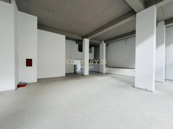 Tirane, jepet me qera ambjent biznesi Kati 0, 413 m² 4.500 € (Bryli)