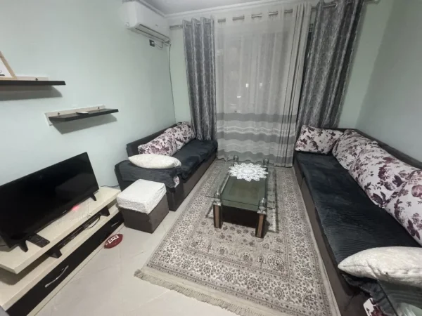 Tirane, jepet me qera apartament 2+1+Ballkon Kati 4, 74 m² 600 € (Rr. Myslym Shyri prane Someg)