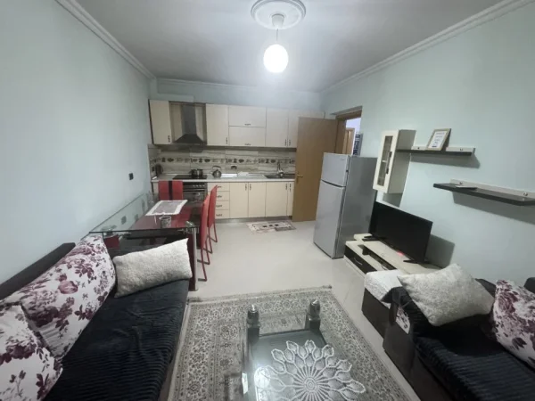 Tirane, jepet me qera apartament 2+1+Ballkon Kati 4, 74 m² 600 € (Rr. Myslym Shyri prane Someg)