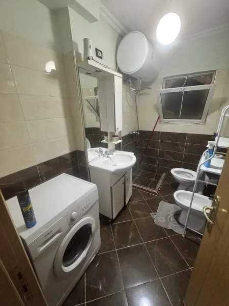 Tirane, jepet me qera apartament 2+1+Ballkon Kati 4, 74 m² 600 € (Rr. Myslym Shyri prane Someg)