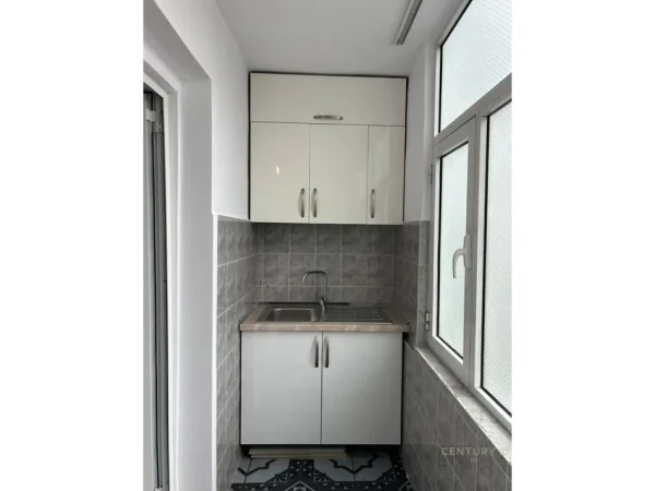 Tirane, jepet me qera apartament 1+1+Ballkon Kati 4, 50 m² 550 € (shkolla e baletit)