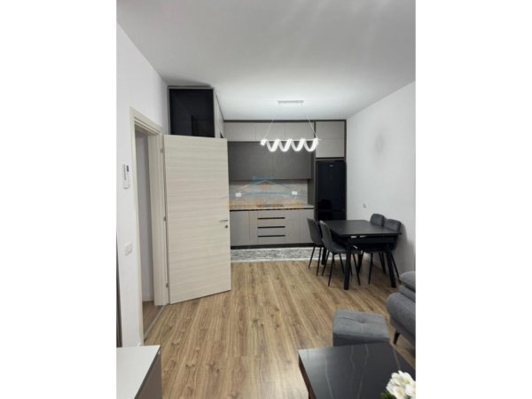 Tirane, jepet me qera apartament Kati 8, 100 m² 750 €