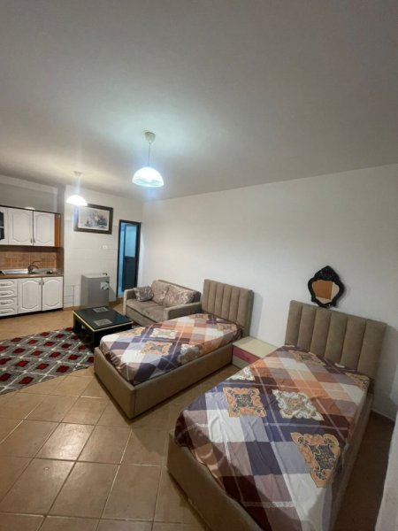 Tirane, jepet me qera garsonier 1+1 Kati 0, 32 m² 250 € (ne Kinostudio Tirane.)