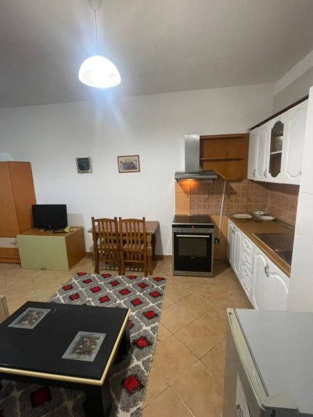 Tirane, jepet me qera garsonier 1+1 Kati 0, 32 m² 250 € (ne Kinostudio Tirane.)