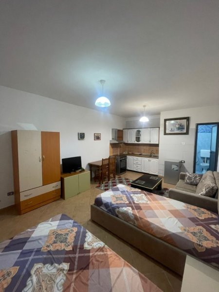 Tirane, jepet me qera garsonier 1+1 Kati 0, 32 m² 250 € (ne Kinostudio Tirane.)