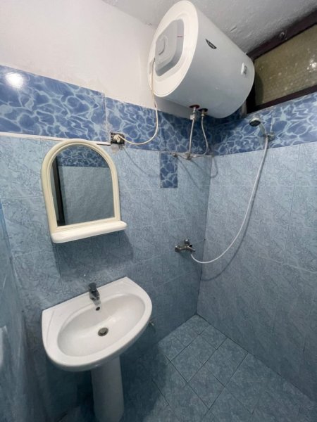 Tirane, jepet me qera garsonier 1+1 Kati 0, 32 m² 250 € (ne Kinostudio Tirane.)