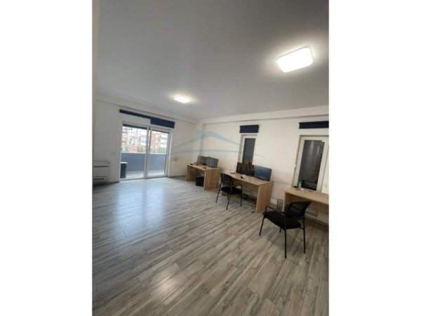 Tirane, jepet me qera Kati 2, 214 m²